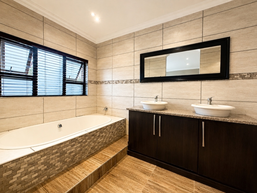 To Let 5 Bedroom Property for Rent in Van Der Hoff Park North West